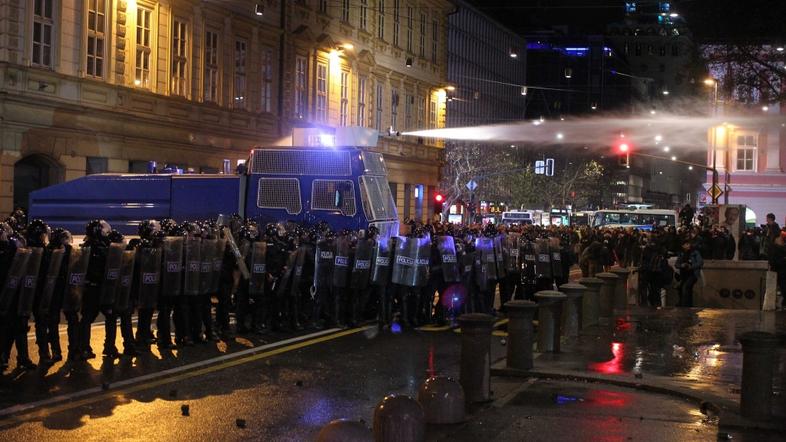 Slovenija 30.11.2012 vodni top, protestni shod v Ljubljani; foto:Sasa Despot