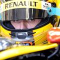 Robert Kubica bo izpustil prav vse dirke sezone 2011 formule 1. (Foto: EPA)
