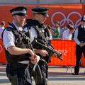 London 2012 olimpijske igre policija policist policista varnost pištola puška