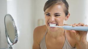 zobje ščetkanje čiščenje zobna ščetka