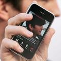 Igralec Ashton Kutcher svoj iphone razkazuje tudi na javnih prireditvah. (Foto: 