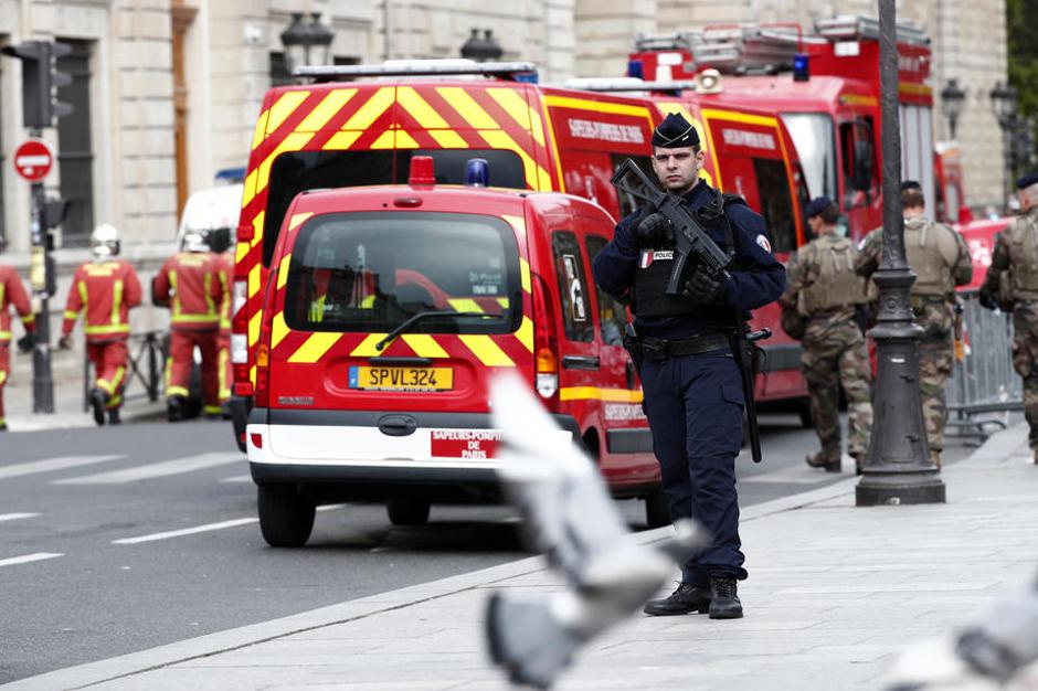 Napad na policiste v Parizu | Avtor: Epa