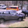 Trčil v dva parkirana avtomobila v Kranju