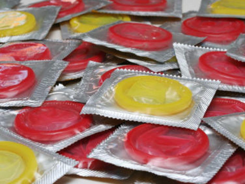 Da ljudje v torbicah nosijo kondome, je nekaj običajnega. (Foto: iStockphoto) | Avtor: Žurnal24 main