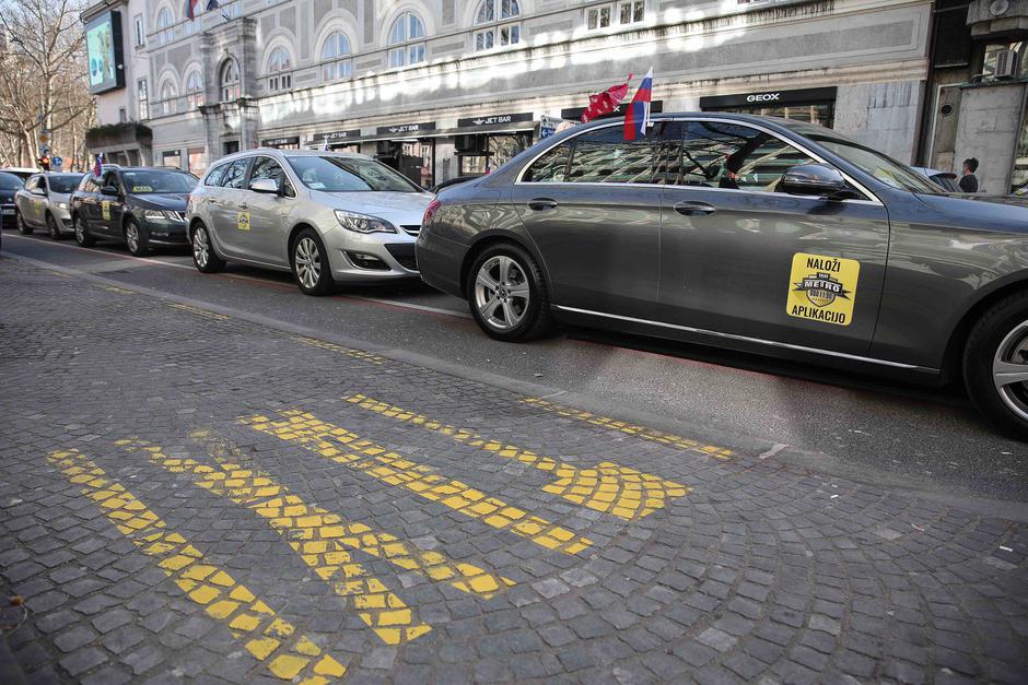protest taxistov pred parlamentom | Avtor: Saša Despot