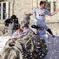 Casillas zastava šal Real Madrid naslov prvaki slavje Cibeles