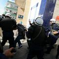Takole so se v ponedeljek v Manami policisti spopadli s protestniki. (Foto: EPA)
