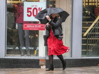 dež veter dežnik ženska na ulici