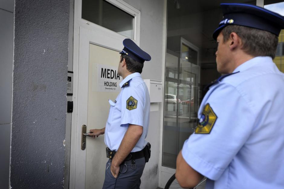 Na InfoTV policisti opravljajo hišno preiskavo, tja so pripeljali tudi Voduška. | Avtor: Anže Petkovšek