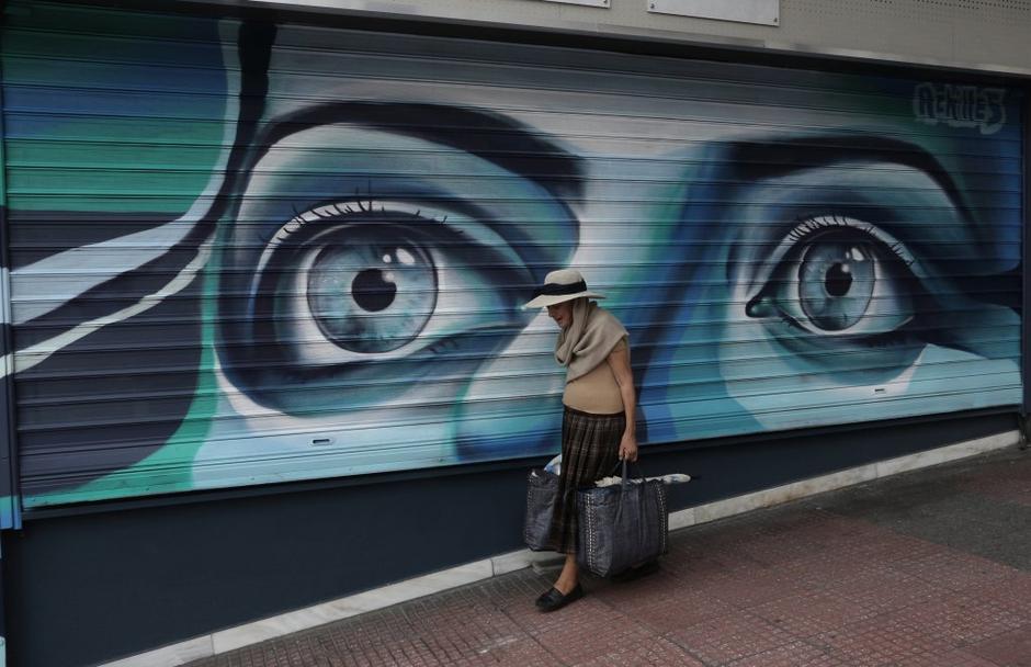 Vse oči so uprte v Grčijo  | Avtor: EPA/Yannis Kolesidis