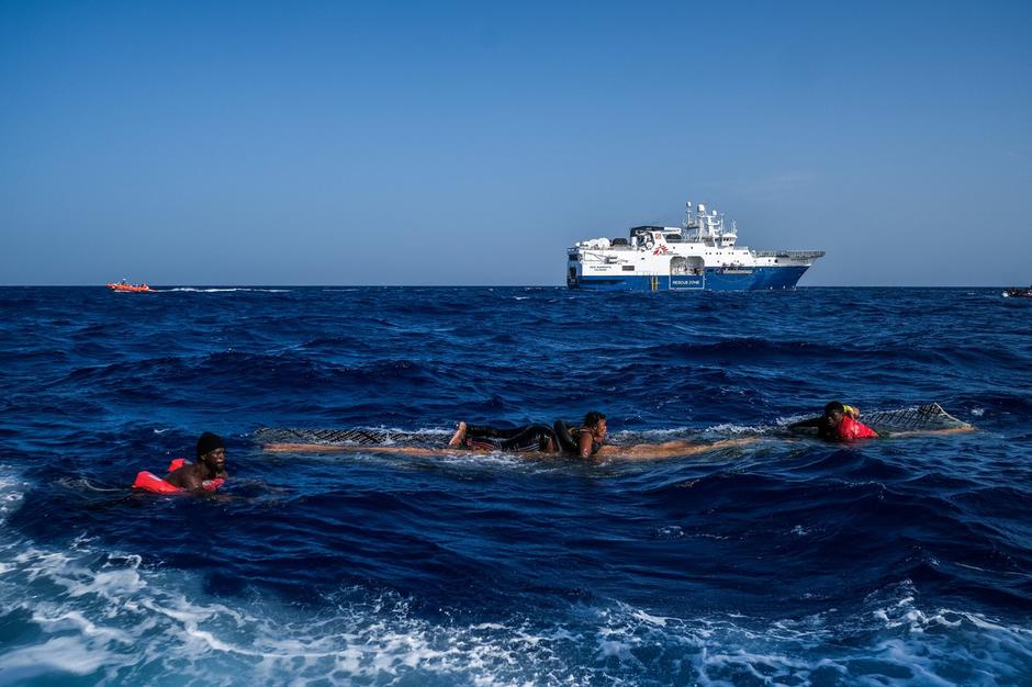 Migranti pri prečkanju Sredozemskega morja. | Avtor: Profimedia