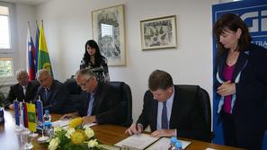 Župan Franc Hudoklin je pogodbo za gradnjo podpisal z Marjanom Pezdircem, predse