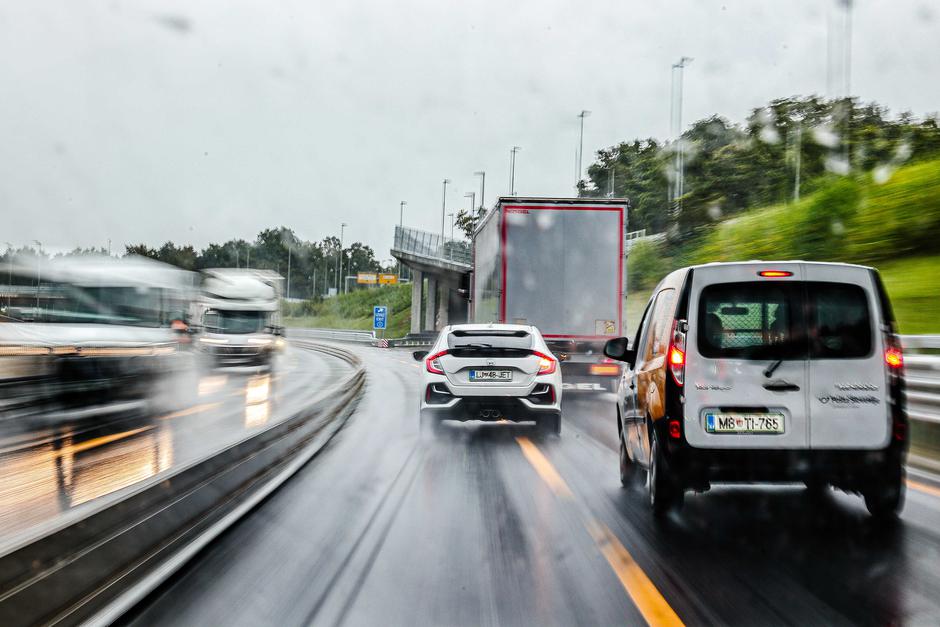 promet avtocesta vožnja dež | Avtor: Saša Despot
