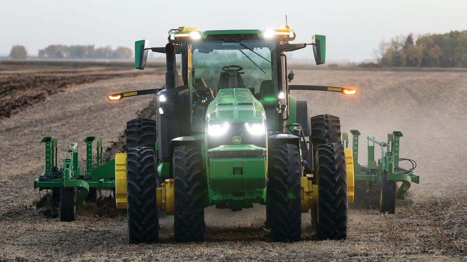 Novice: John Deere avtoniomni traktor. Se bliža čas, ko sami ne boste več mogli popraviti čisto ničesar? | Avtor: John Deere