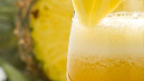 V smoothie dodajte banano, mango, košček papaje, kivi ... (Foto: Shutterstock)