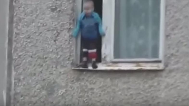 Deček na oknu