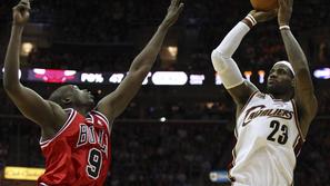 NBA končnica LeBron James Luol Deng Cavaliers Bulls