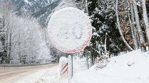 Zasnežen prometni znak zima
