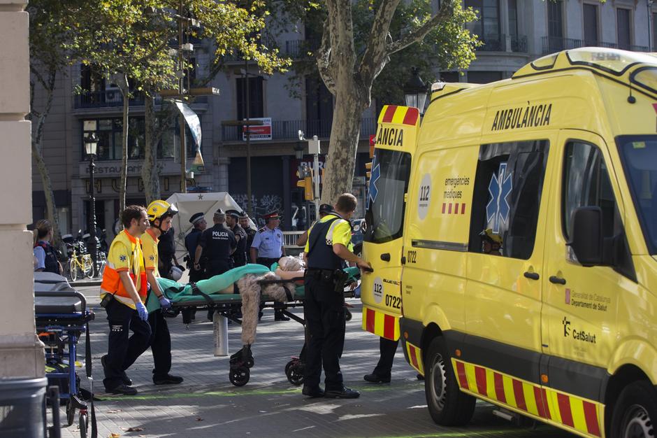 Kombi zapeljal med pešce v Barceloni | Avtor: EPA
