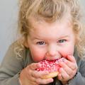 Oglasi za prehrambene izdelke vplivajo na prehranjevalne navade in težo otrok.