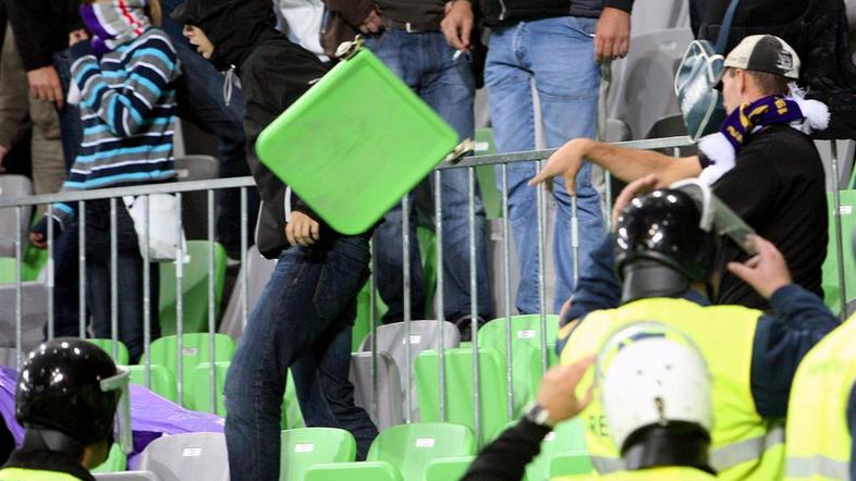 Divjanje mariborskih navijačev na nogometni tekmi v Stožicah. (Foto: Nik Rovan)