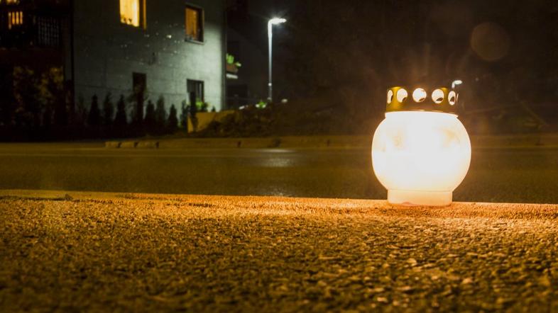 Prižig sveč po prometni nesreči na Viru pri Domžalah