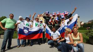 Alžirijo naj bi s tribun spodbujajo nekaj tisoč navijačev, a so Slovenci preprič