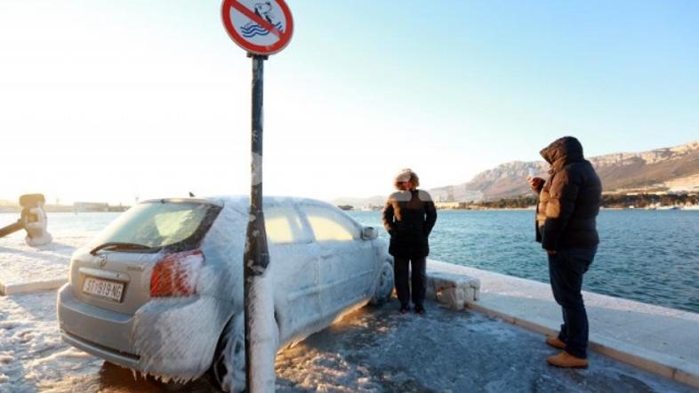 Avtomobil v ledenem oklepu v Splitu