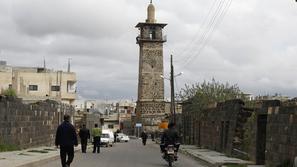 Minaret mošeje v Deri, kjer se zbirajo protestniki. (Foto: Reuters)