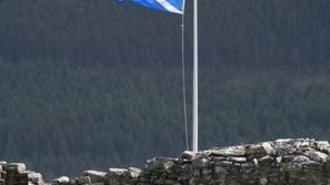 Škotska zastava nad ruševinami.