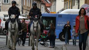 Policist na konju uporablja mobitel