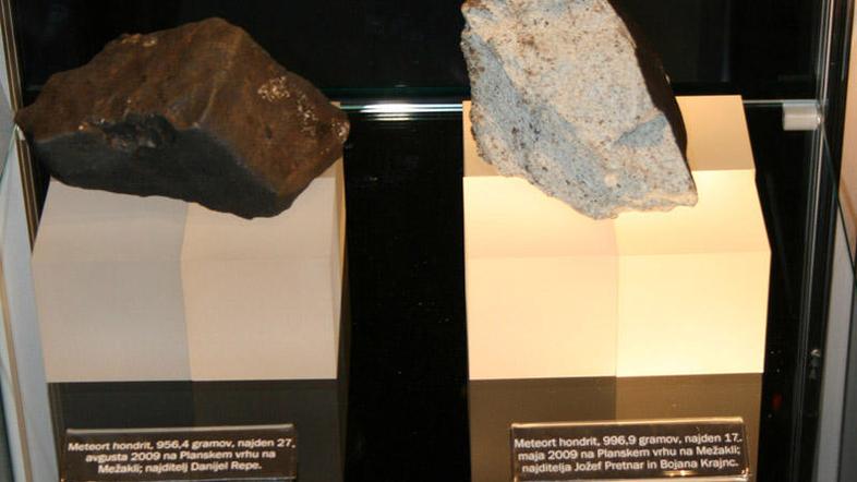 Če najdete te kamne, ki ustrezajo opisu, obvestite muzej na naslov meteorit@mrc.