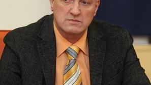 Direktorju Antonu Knezu je pred kratkim svet zavoda Športni objekti Maribor izre