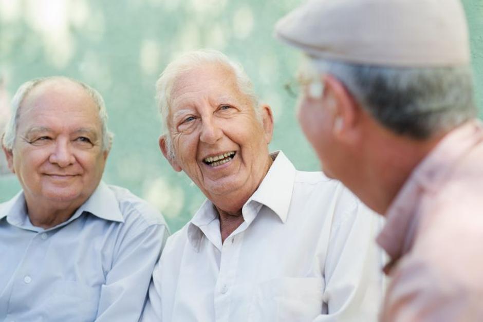starejši ljudje upokojenci starostniki starost | Avtor: Shutterstock