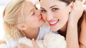 Otrokova ljubezen je neizmerna, če ga le ne dušimo preveč. (Foto: Shutterstock)