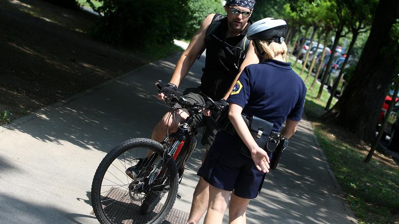 kolo, kolesarjenje, policija, kolesarska steza, kolesar, kolesarka, policist na 