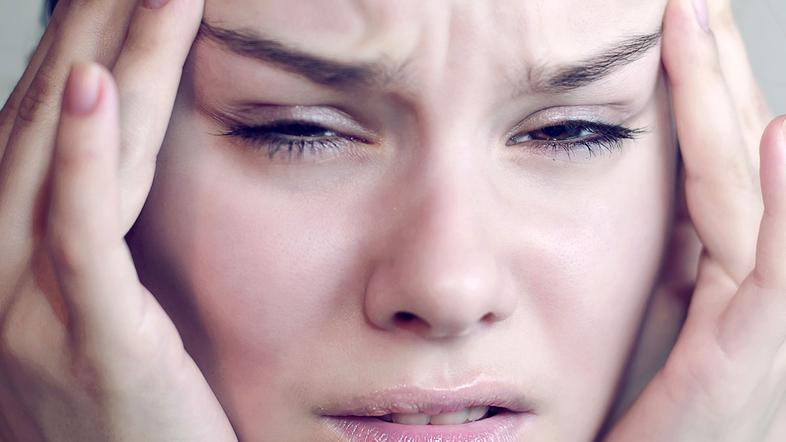 Močan glavobol vas lahko popolnoma ohromi in vam zagreni dan. (Foto: Shutterstoc