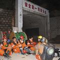 Reševalci pred vhodom v rudnik. (Foto: Reuters)