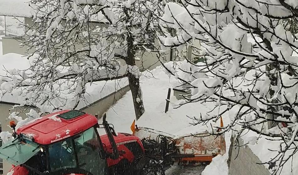 Gorenjska: Med pluženjem umrl 28-letnik