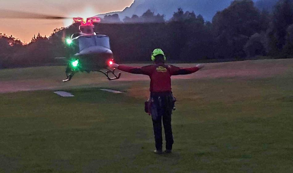 Domačini so ga pripeljali iz gozda, nato ga je odpeljal helikopter
