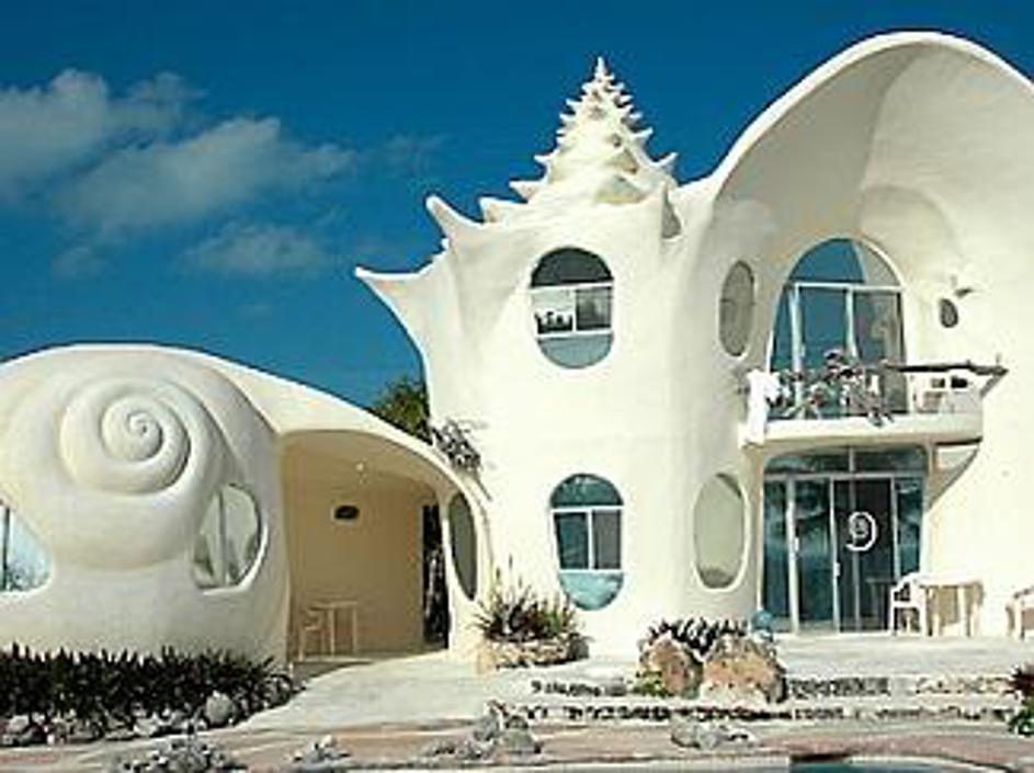 Školjko so zgradili na otočku Isla Mujeres, ki ga obliva toplo Karibsko morje.