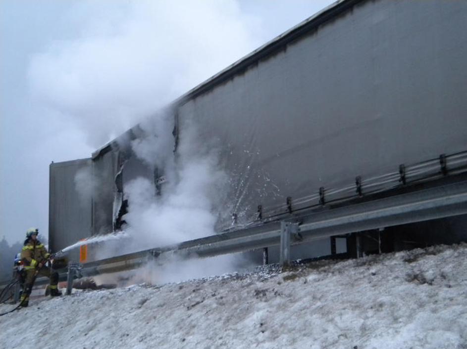 Zgoreli tovornjak na štajerski avtocesti. 