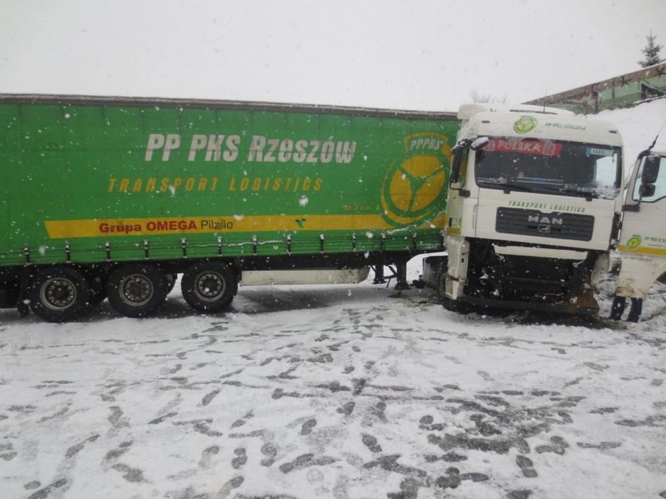 Zasenežene razmere na cestah