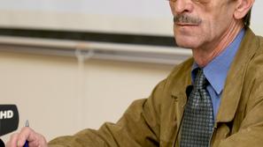 &lt;slovenija&gt; 09.06.09 Andrej Flajs, novinarska konferenca Statisticnega ura