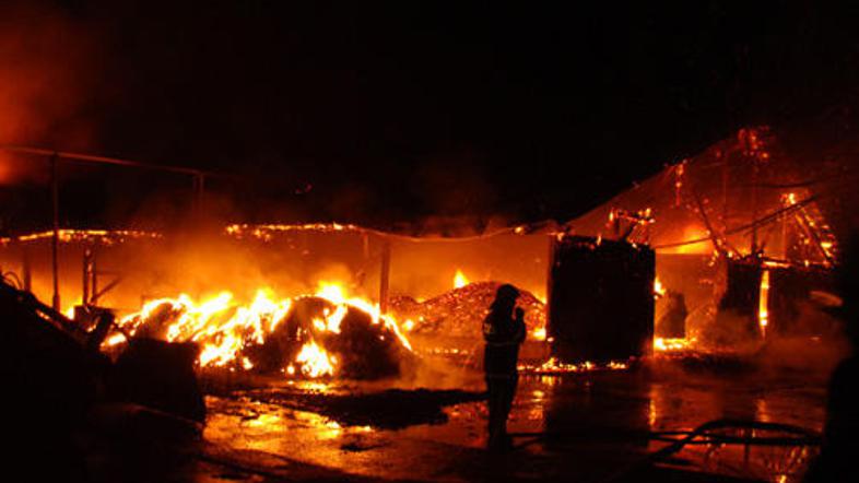 V nekdanji tovarni dušika v Rušah so zagorele odpadne pnevmatike.