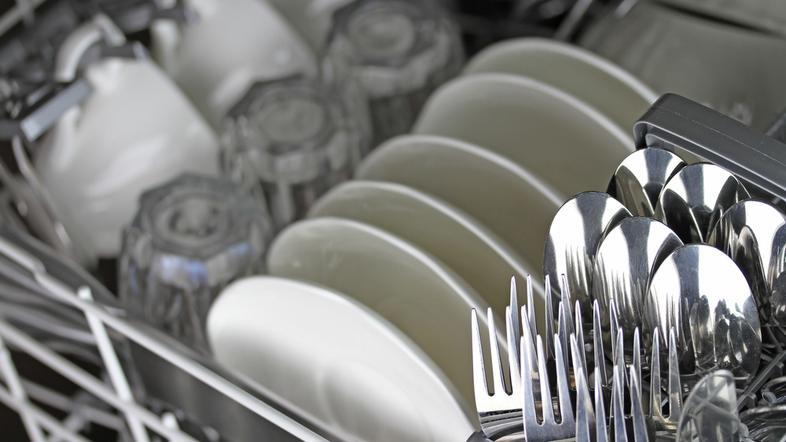 pomivalni stroj posoda