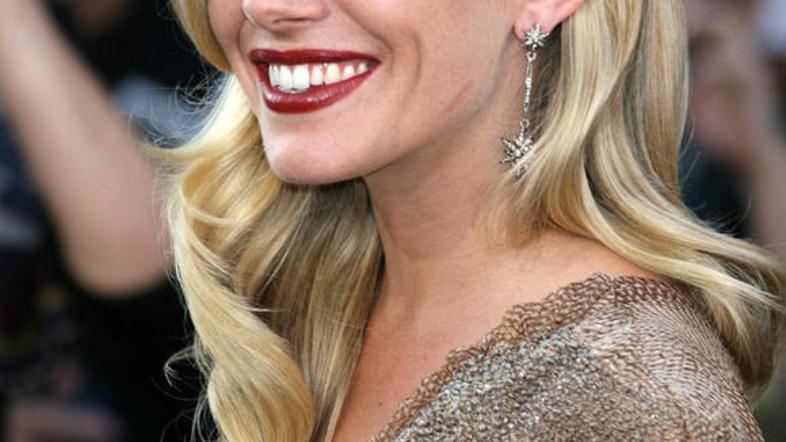 Sienna budno pazi na svojega ljubčka. (Foto: Flynet/JLP)