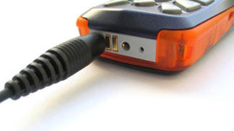 Verheugen kot glavni razlog zahteve po univerzalnem polnilniku navaja ogromno ne