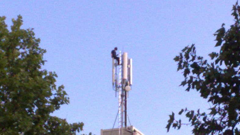 "Neki mladenič je v ponedeljek okoli 18. ure splezal na najvišjo točko garaže – 