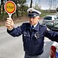 slovenija 15.04.2010 policist, policija, ustavljanje vozil, stop, loparcek, foto
